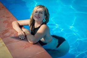 性感翘臀比基尼美女写真图片